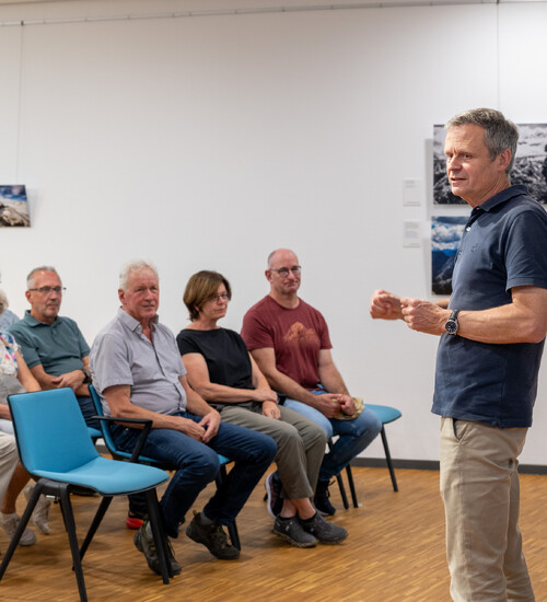 Referent gibt Besuchendengruppe einen Kurzvortrag zur KLIMA ARENA.