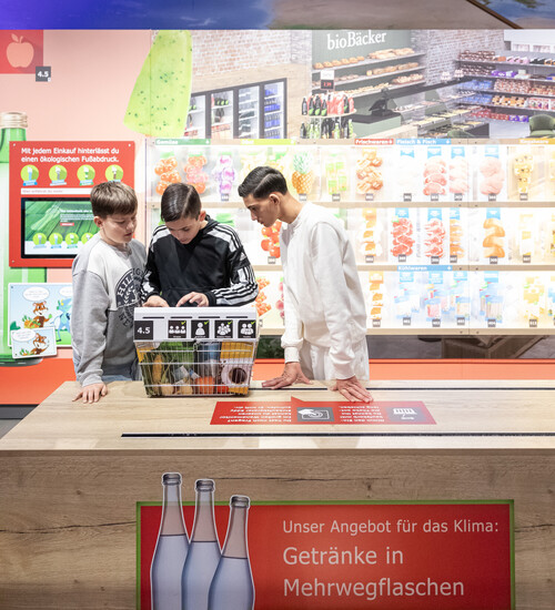 Sch&uuml;ler erkunden die Ausstellung der KLIMA ARENA bei einer Rallye.