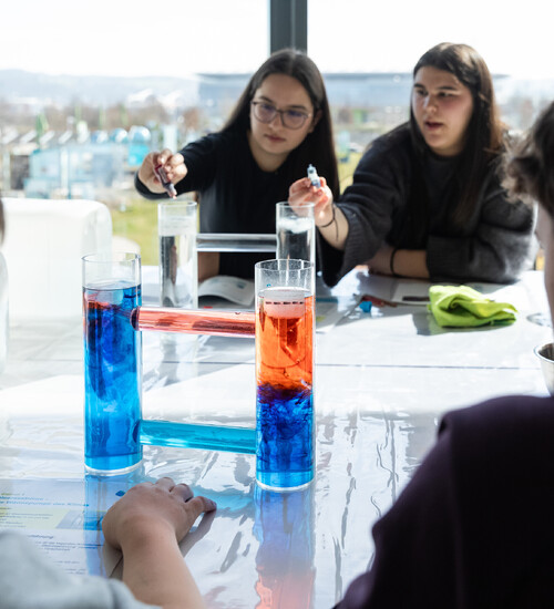 Sch&uuml;lergruppe f&uuml;hrt Experiment zu Meeresstr&ouml;mungen durch.
