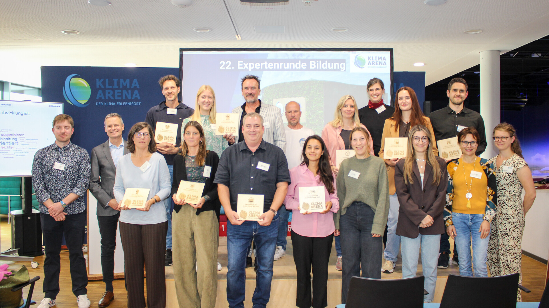 Lehrkr&auml;fte aus den ersten Partnerschulen pr&auml;sentieren ihre KLIMA ARENA Schulplakette.